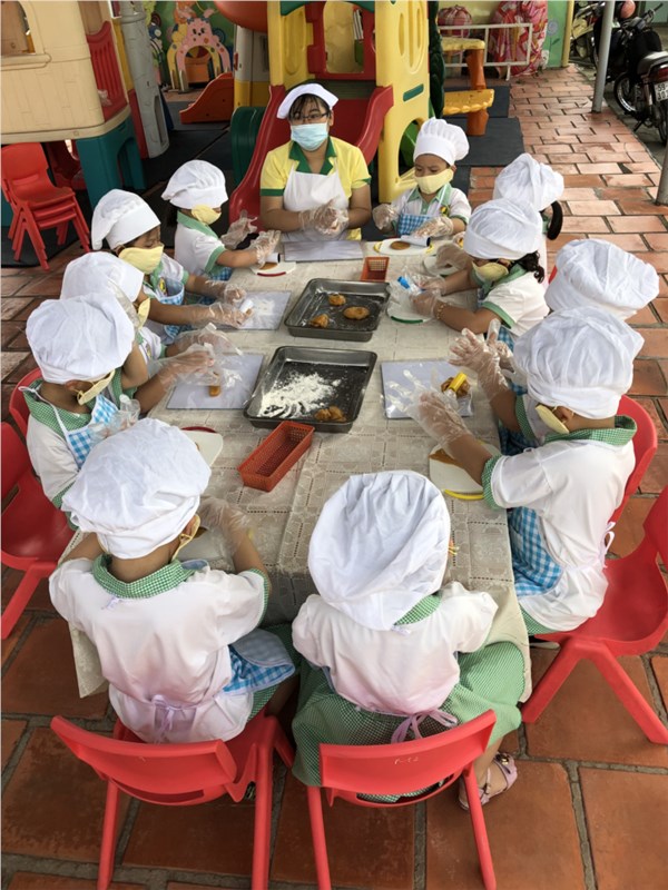 Cô và trò Minh Đức làm bánh trung thu